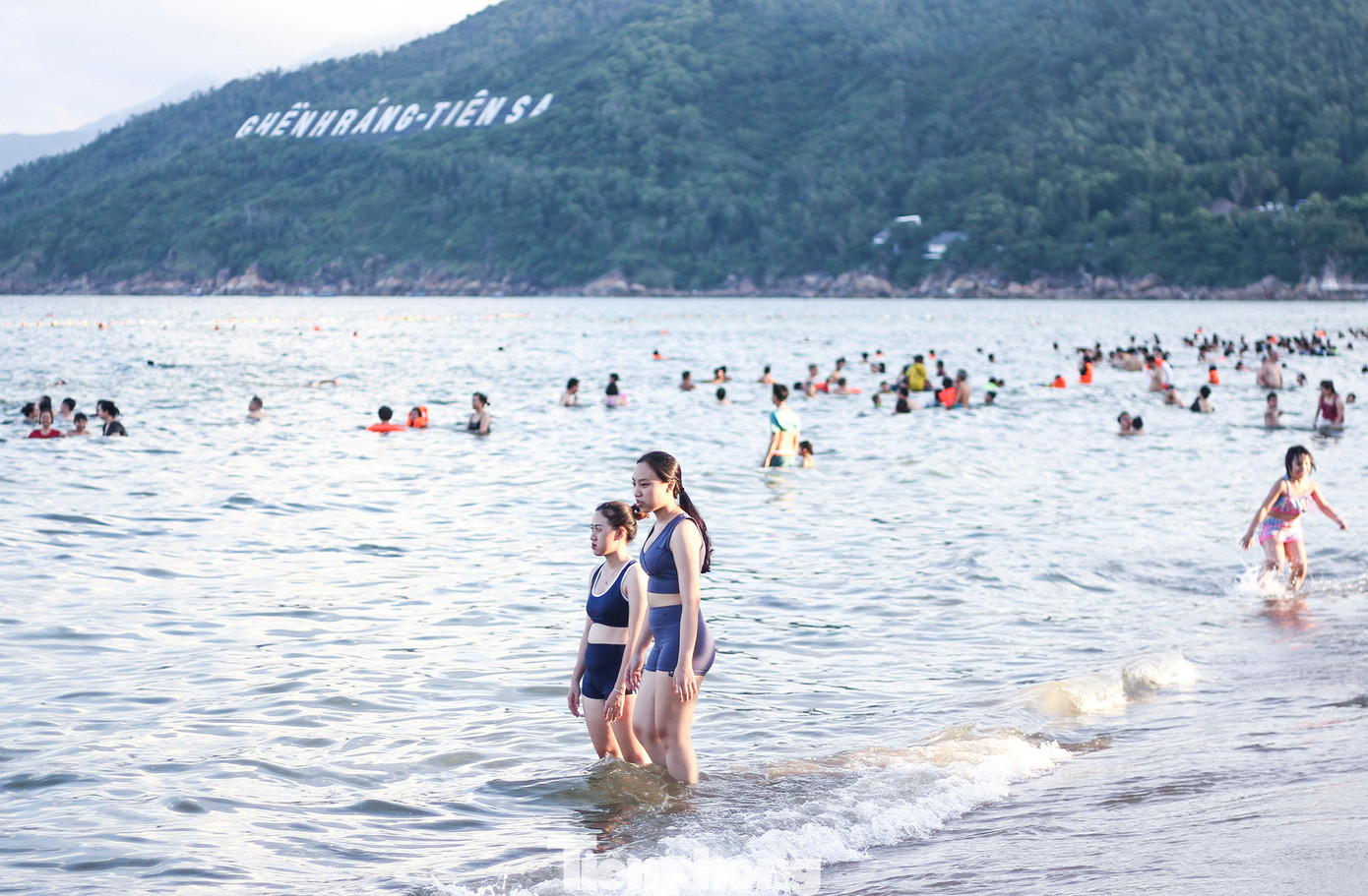 Biển Quy Nhơn đông đúc nhộn nhịp trong ngày đầu nghỉ lễ 2/9 ảnh 2