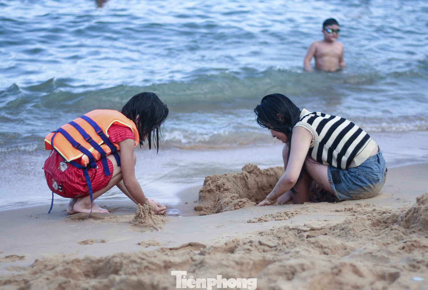 Biển Quy Nhơn đông đúc nhộn nhịp trong ngày đầu nghỉ lễ 2/9 ảnh 5