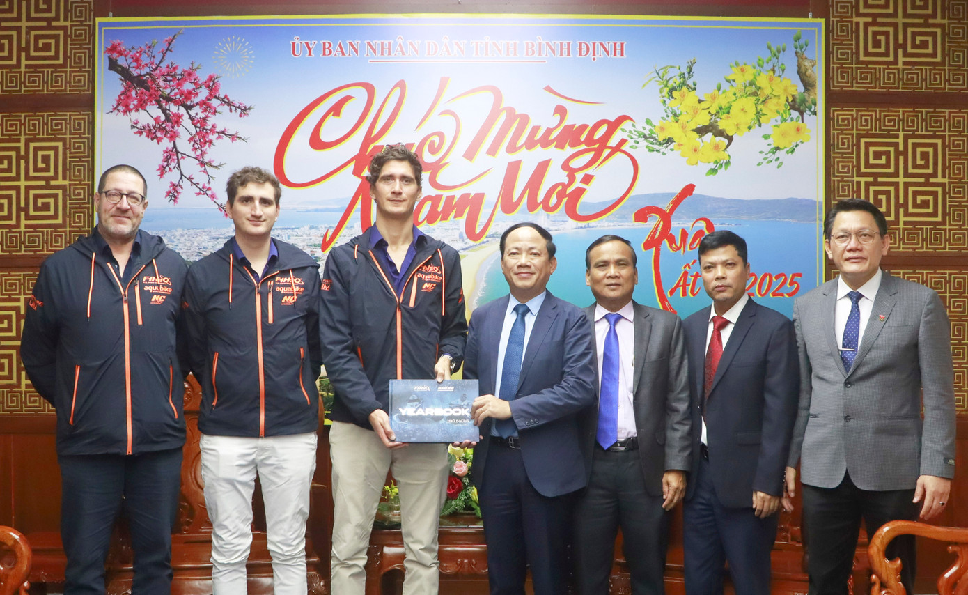 Chủ tịch tỉnh Bình Định Phạm Anh Tuấn tiếp đoàn BTC Giải đua vô địch thế giới thuyền máy Nhà nghề quốc tế UIM F1H2O World Championship Ảnh: Cổng thông tin điện tử Bình Định Chủ tịch tỉnh Bình Định Phạm Anh Tuấn tiếp đoàn BTC Giải đua vô địch thế giới thuyền máy Nhà nghề quốc tế UIM F1H2O World Championship Ảnh: Cổng thông tin điện tử Bình Định