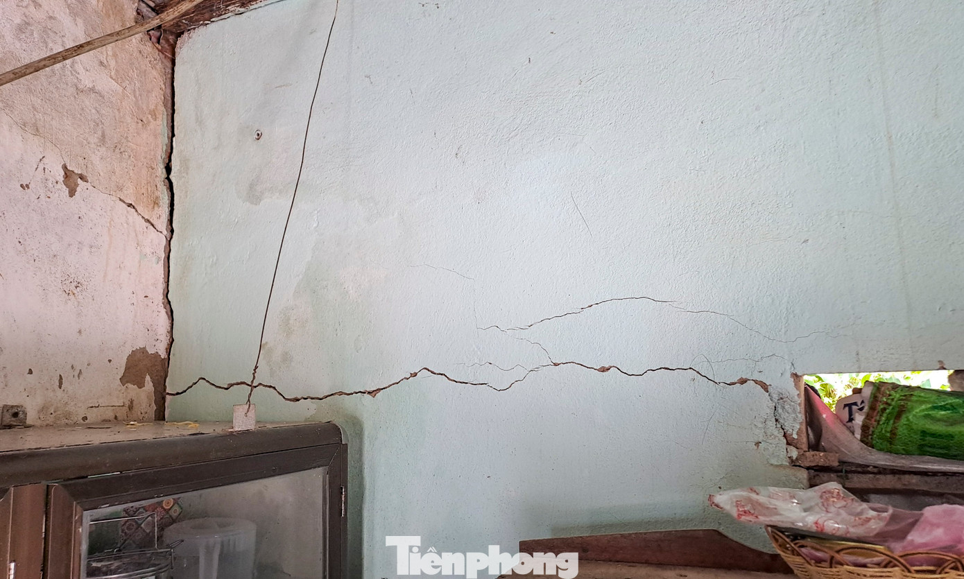 Nhà cửa chèn chống, dột nứt khiến người dân bất an trong thời gian dài. (Ảnh: Trương Định).