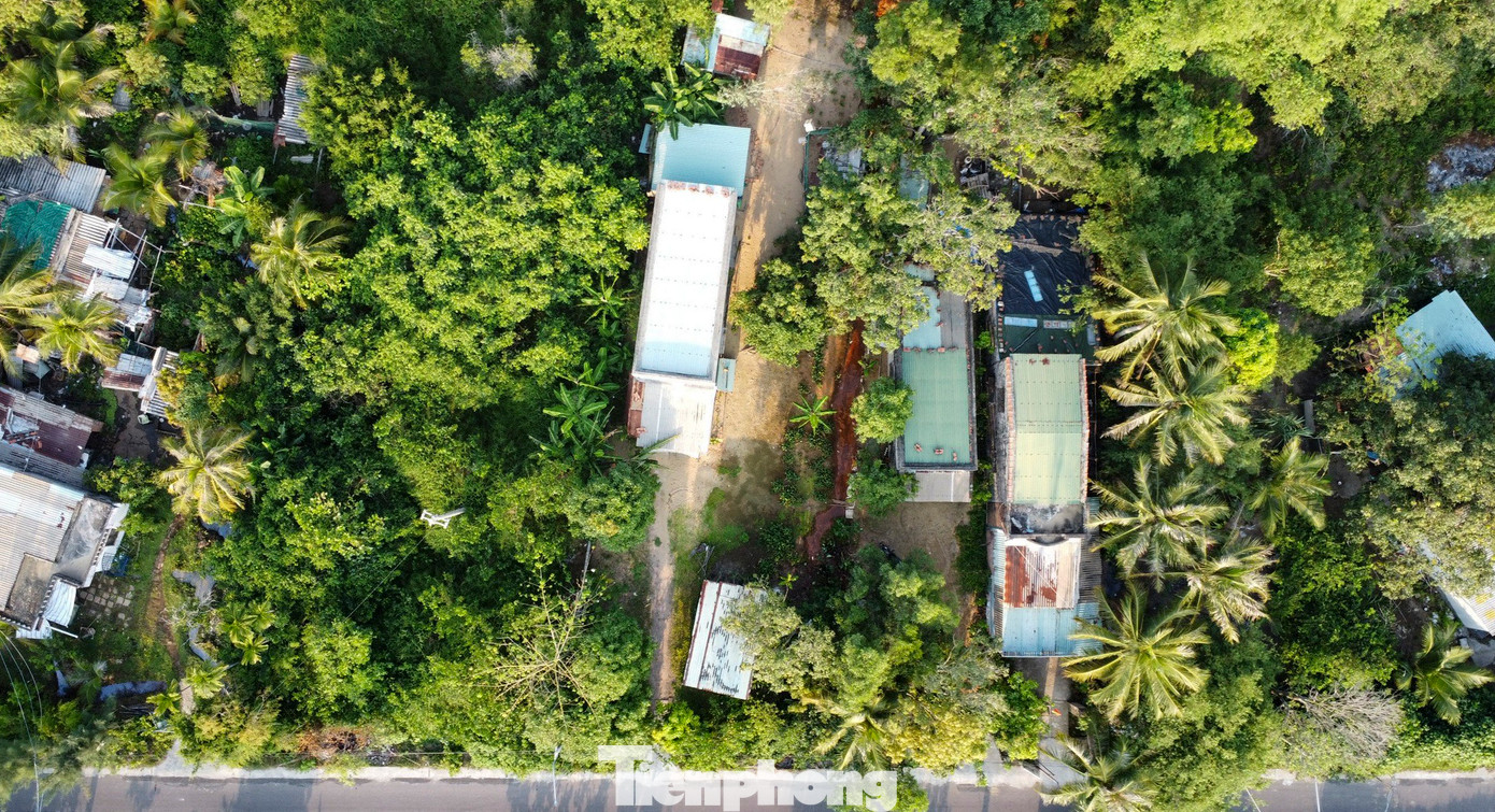 Dự án Khu vui chơi giải trí đầm Thị Nại được Ban Quản lý KKT tỉnh Bình Định cấp quyết định chấp thuận nhà đầu tư vào năm 2022 với quy mô hơn 30 ha tại xã Nhơn Hội, tổng vốn đầu tư gần 800 tỷ đồng, Công ty CP Đầu tư xây dựng Phú Sơn Thuận làm chủ đầu tư. Thời gian đưa công trình vào hoạt động là 36 tháng kể từ ngày có quyết định giao đất, cho thuê đất. Công ty có trách nhiệm về kinh phí chi trả bồi thường, hỗ trợ giải phóng mặt bằng cho dự án trên, tuy nhiên doanh nghiệp này đã không thực hiện. (Ảnh: Trương Định).