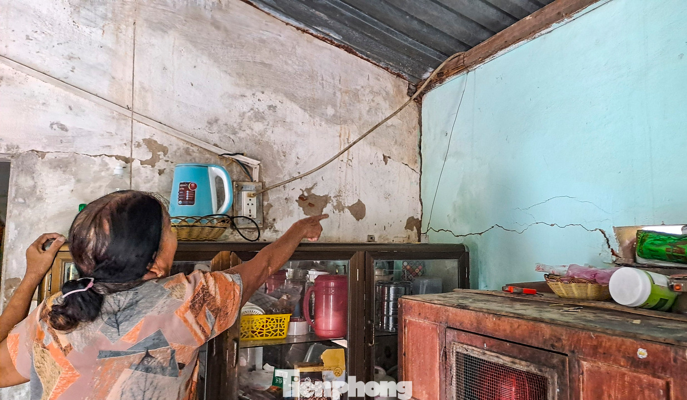 Ngôi nhà cấp 4 của bà Nguyễn Thị Tuyết (63 tuổi, thôn Hội Tân, xã Nhơn Hội) xuống cấp nghiêm trọng. Theo bà Tuyết, do nằm trong vùng ảnh hưởng dự án nên gia đình không dám sửa chữa, nếu có sửa chữa thì sau này không được đền bù. Nhưng rồi dự án kéo dài không biết đi hay ở. (Ảnh: Trương Định).