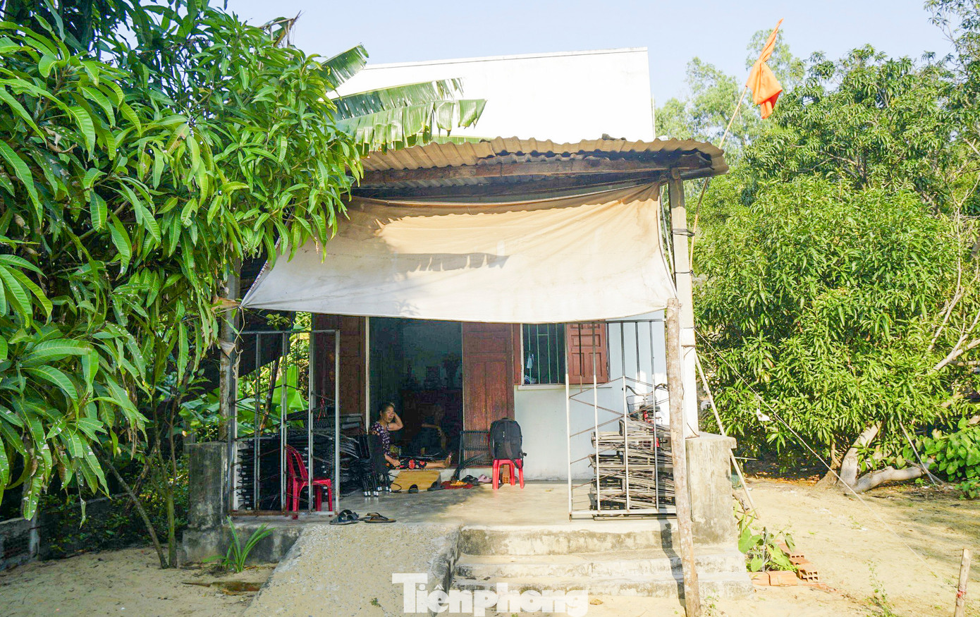 Thế nhưng, dự án “nằm bất động” trong thời gian dài khiến người dân vùng quy hoạch bất an, nhà cửa hư hỏng, xuống cấp không thể sửa chữa, thậm chí nhiều ngôi nhà bỏ hoang; việc nuôi trồng thủy sản cũng bị ảnh hưởng, người dân không dám đầu tư mở rộng. (Ảnh: Trương Định).