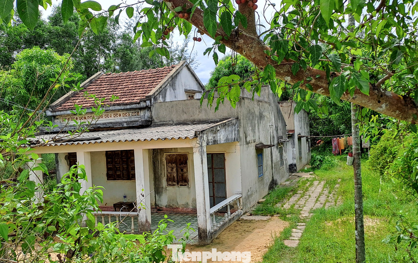 Thế nhưng, dự án “nằm bất động” trong thời gian dài khiến người dân vùng quy hoạch bất an, nhà cửa hư hỏng, xuống cấp không thể sửa chữa, thậm chí nhiều ngôi nhà bỏ hoang; việc nuôi trồng thủy sản cũng bị ảnh hưởng, người dân không dám đầu tư mở rộng. (Ảnh: Trương Định).