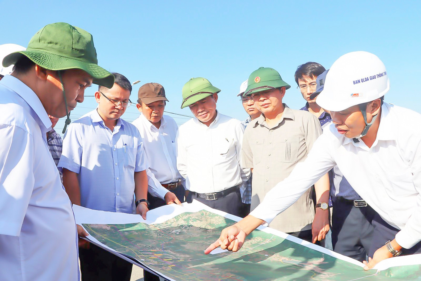 Lãnh đạo tỉnh Bình Định khảo sát tuyến đường. Lãnh đạo tỉnh Bình Định khảo sát tuyến đường.