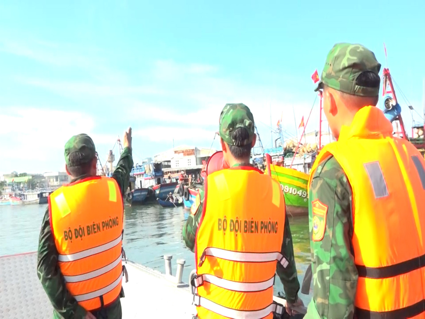 BĐBP tỉnh Bình Định kêu gọi tàu thuyền di chuyển không vào vùng nguy hiểm. Ảnh: Công Cường BĐBP tỉnh Bình Định kêu gọi tàu thuyền di chuyển không vào vùng nguy hiểm. Ảnh: Công Cường