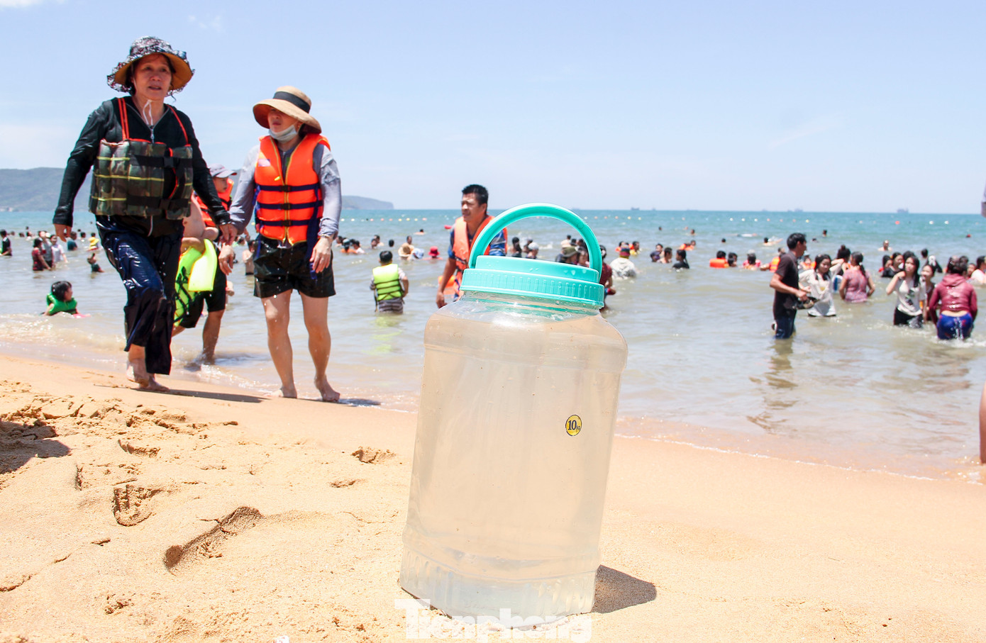 Nhiều gia đình còn mang theo can để lấy nước biển mang về cho những thành viên không thể đến tắm trực tiếp. Ảnh: Trương Định Nhiều gia đình còn mang theo can để lấy nước biển mang về cho những thành viên không thể đến tắm trực tiếp. Ảnh: Trương Định