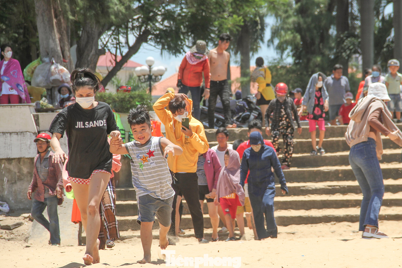 Dòng người đổ về bãi biển Quy Nhơn tắm biển. Ảnh: Trương Định Dòng người đổ về bãi biển Quy Nhơn tắm biển. Ảnh: Trương Định