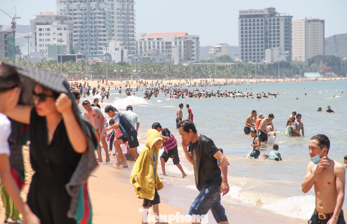 Biển Quy Nhơn đông nghịt người tắm biển giữa trưa 12h, ngày Tết Đoan Ngọ. Ảnh: Trương Định Biển Quy Nhơn đông nghịt người tắm biển giữa trưa 12h, ngày Tết Đoan Ngọ. Ảnh: Trương Định