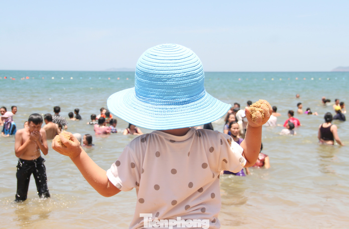 Các em nhỏ cũng thích thú được ra tắm biển, vui chơi. Ảnh: Trương Định Các em nhỏ cũng thích thú được ra tắm biển, vui chơi. Ảnh: Trương Định