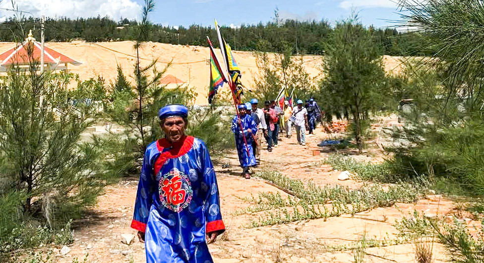 Đưa "Cô Kiềm" đi chôn cất. Ảnh: Nguyễn Kim Chức. Đưa "Cô Kiềm" đi chôn cất. Ảnh: Nguyễn Kim Chức.