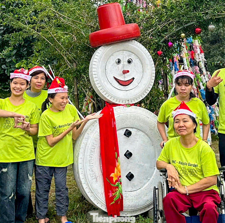 Đặc biệt, còn có ông già tuyết “siêu cool” được tái chế từ lốp xe tải hư.