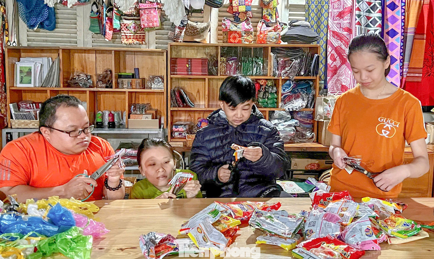 Vườn tái chế - nơi các vật liệu phế thải bỏ đi được những người khuyết tật tạo ra nhiều vật dụng có ích, mang lại công việc và thu nhập. Nơi đây thời gian qua cũng trở thành điểm đến hấp dẫn với người dân, du khách.