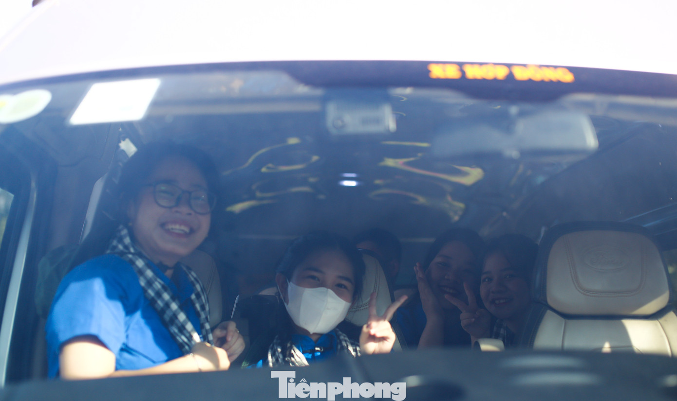 Lên đường về các địa phương triển khai các chương trình, công việc. Ảnh: Trương Định