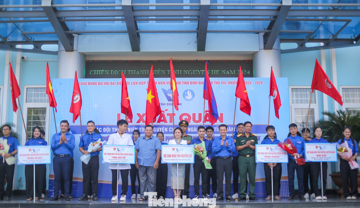 5 đội TNTN chuyên ngành Bình Định xuất quân thực hiện chiến dịch hè. Ảnh: Trương Định