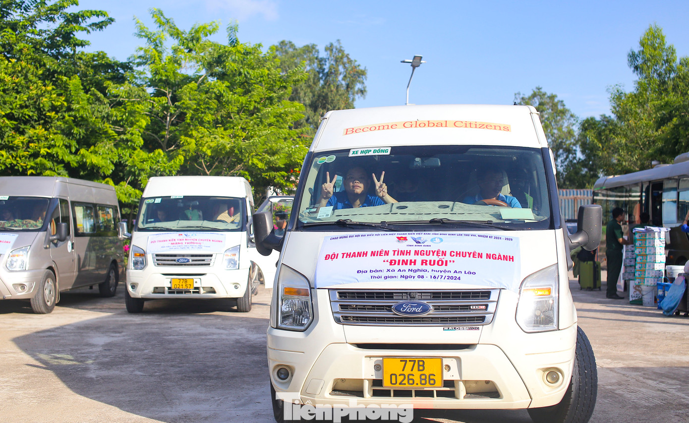 Lên đường về các địa phương triển khai các chương trình, công việc. Ảnh: Trương Định