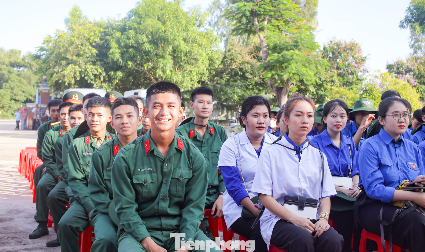 Thanh niên các đơn vị tham gia lễ xuất quân. Ảnh: Trương Định