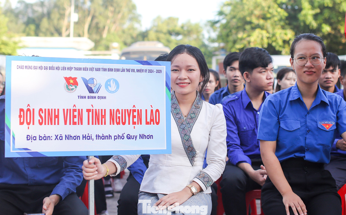 Ngay sau lễ xuất quân, đội sinh viên tình nguyện Lào di chuyển về xã Nhơn Hải (TP. Quy Nhơn) để triển khai các hoạt động, công trình. Ảnh: Trương Định