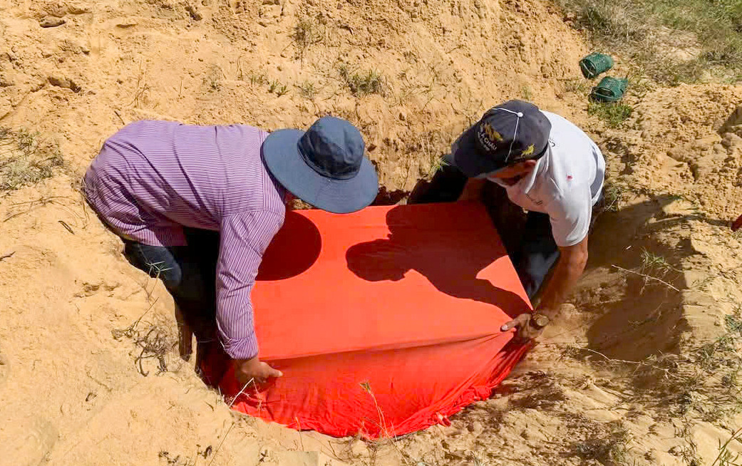 Tiến hành chôn cất cá voi. Ảnh: Nguyễn Kim Chức Tiến hành chôn cất cá voi. Ảnh: Nguyễn Kim Chức