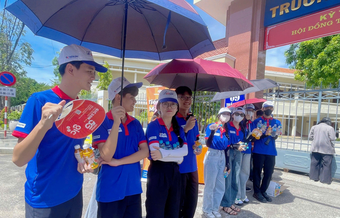 Tại các điểm thi, tuổi trẻ Bình Định cũng được huy động để tiếp sức, hỗ trợ các thí sinh.