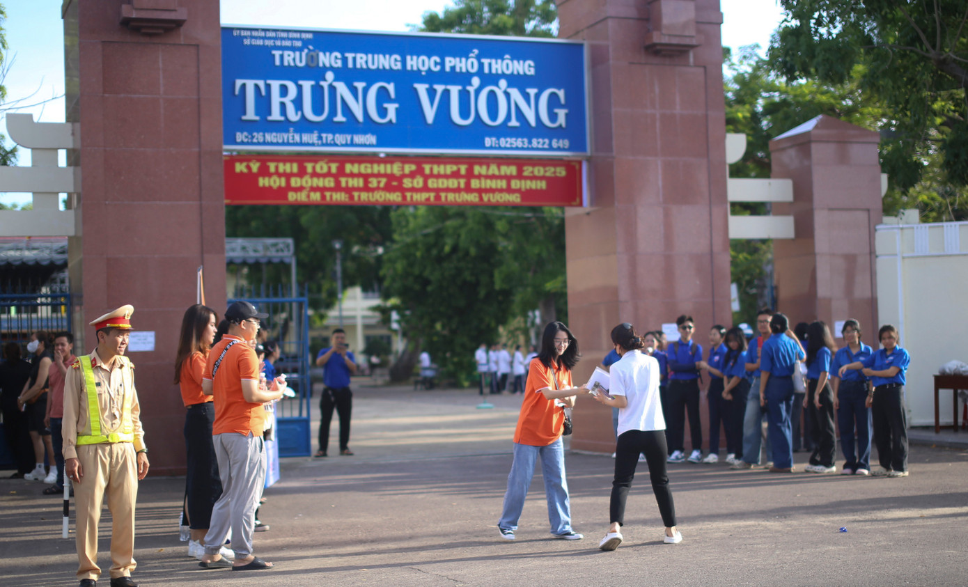 Thời tiết tại TP. Quy Nhơn sáng nay nắng đẹp. Bên ngoài cổng trường, các tình nguyện viên, lực lượng công an luôn túc trực hỗ trợ các sĩ tử.