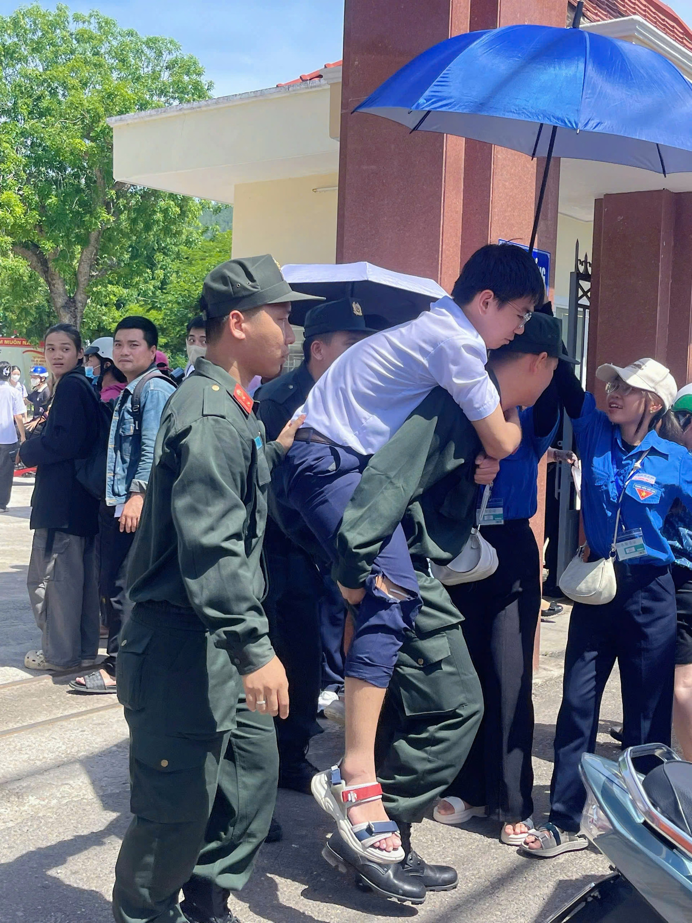 Học sinh tại Trường Quốc học Quy Nhơn lúc ra về bị té xe, được các chiến sĩ Trung đoàn Cảnh sát cơ động Nam Trung bộ E23 hỗ trợ.