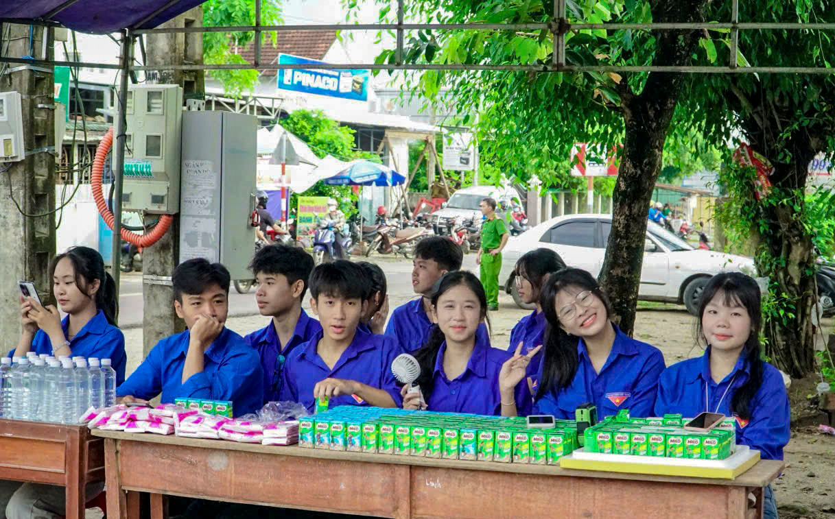 Tuổi trẻ Bình Định ra quân tiếp sức các sĩ tử tại các điểm thi. Ảnh: Trương Định