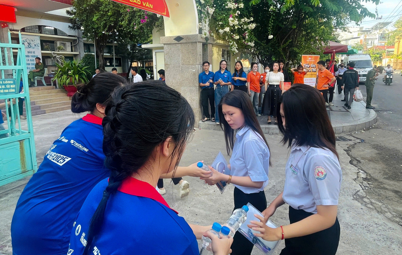 Tại các điểm thi, tuổi trẻ Bình Định cũng được huy động để tiếp sức, hỗ trợ các thí sinh.