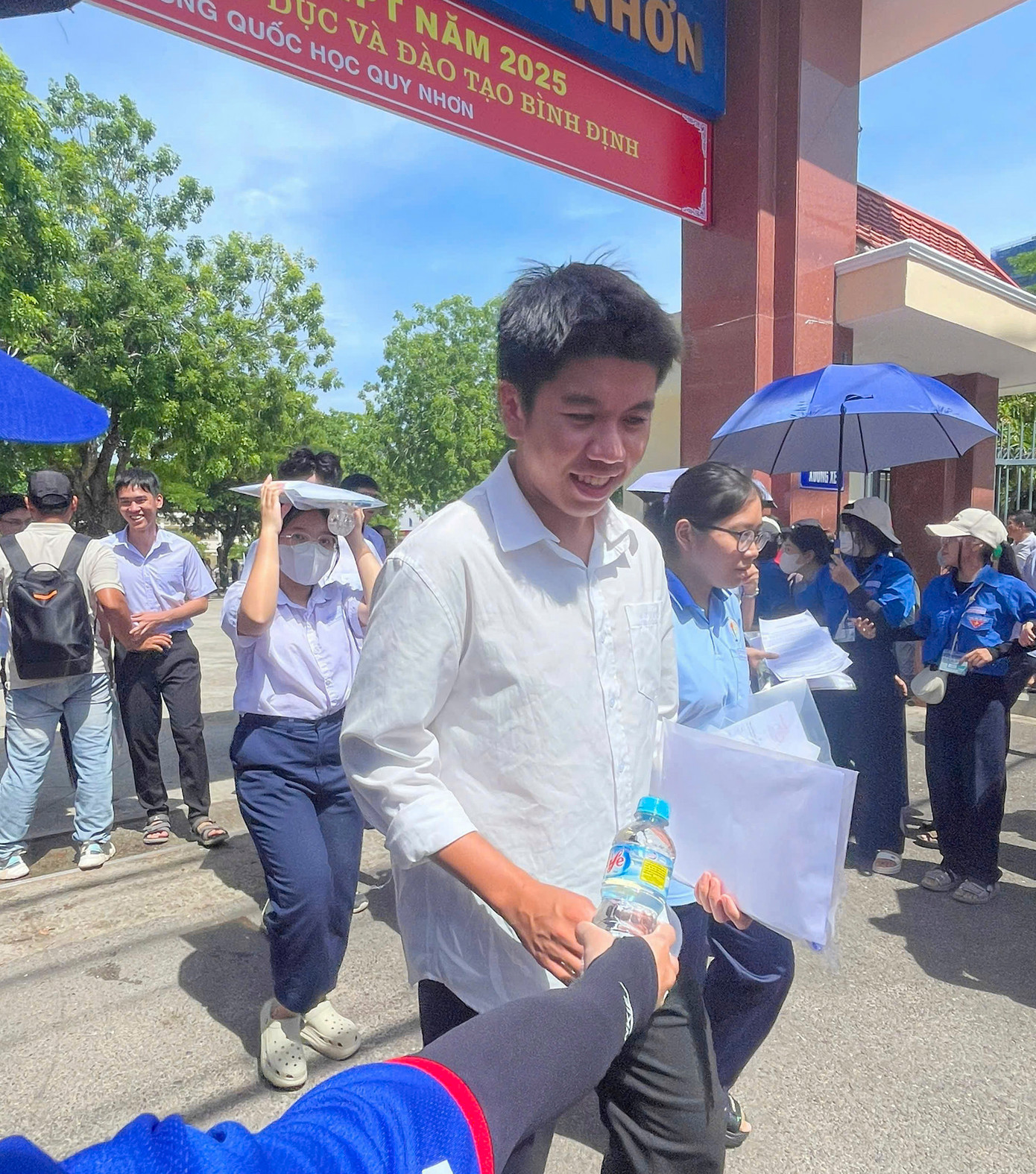 Thông tin với PV Tiền Phong, ông Nguyễn Đình Hùng - Quyền Giám đốc Sở GD&amp;ĐT tỉnh Bình Định cho biết, trong buổi thi môn Ngữ văn sáng nay, đối với chương trình GDPT 2018, vắng 62 thí sinh (số đăng ký là 19860 thí sinh); chương trình GDPT 2006 vắng 27 thí sinh (số đăng ký là 188 thí sinh). Trong buổi thi đầu tiên không có thí sinh và giám thị vi phạm quy chế thi. Ảnh: Trương Định