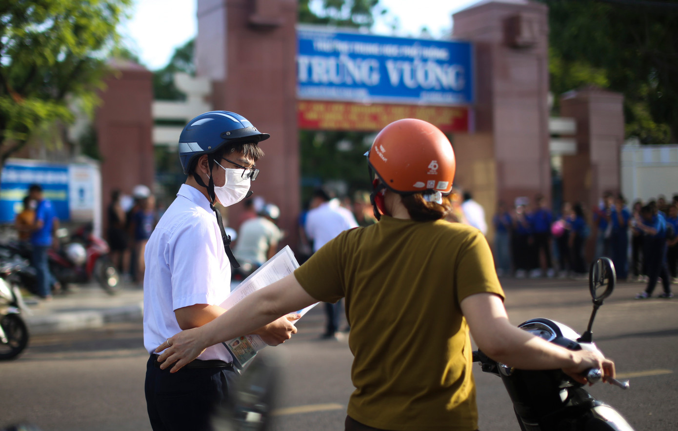 Phụ huynh dặn dò trước khi vào phòng thi. Ảnh: Trương Định