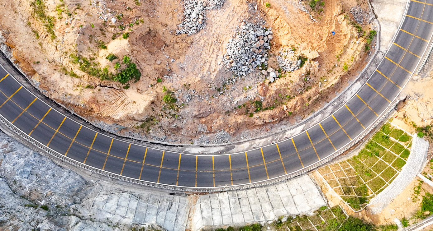 Đang lưu thông qua đèo An Khê, một tài xế chia sẻ, trước đây con đường quanh co, cua gắt, mùa mưa thì trơn trượt, tầm nhìn hạn chế. Nhiều khi xe nặng leo dốc phải về số thấp, đi cả buổi mới qua được. Nhưng những năm gần đây, việc cải tạo mặt đường, mở rộng một số đoạn đã giúp hành trình đỡ vất vả hơn.