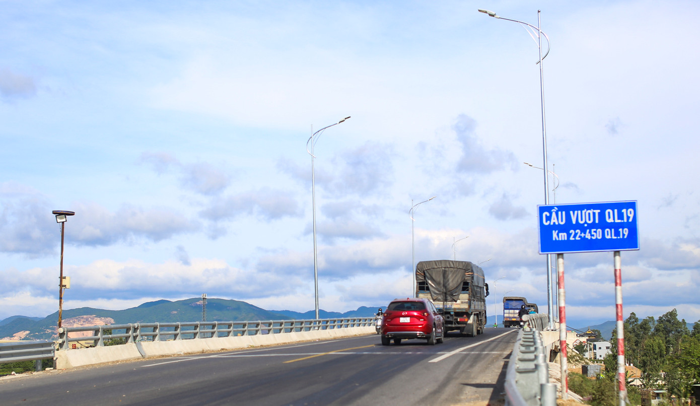 Quốc lộ 19 không chỉ là con đường giàu dấu ấn lịch sử, mà còn là “xương sống” giao thông - kinh tế - an ninh của vùng Tây Nguyên và duyên hải miền Trung. Thời gian qua, việc nâng cấp tuyến huyết mạch này được triển khai đầu tư. Điều này không chỉ góp phần cải thiện hiện trạng, giảm bớt nguy cơ tai nạn, mà còn mở ra tương lai phát triển quy mô, hiện đại khi cao tốc Quy Nhơn – Pleiku dần được hình thành.