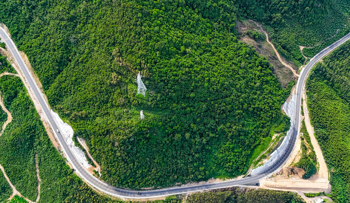 Từ một con đèo khiến tài xế “toát mồ hôi” mỗi lần vượt qua trong mùa mưa lũ, nay đèo An Khê khoác lên mình diện mạo mới: Rộng rãi hơn, tầm nhìn thoáng, độ dốc hợp lý, giúp xe tải nặng dễ dàng lưu thông.