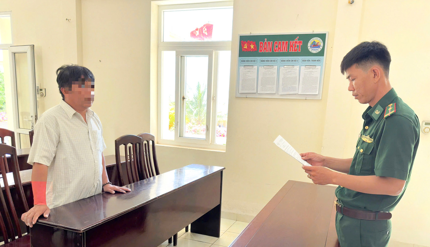 Cán bộ Đồn Biên phòng Mỹ An đọc quyết định xử phạt vi phạm hành chính.