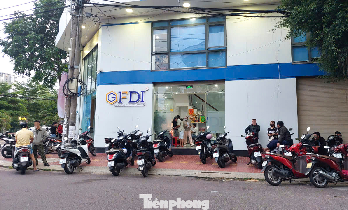 Nhiều người tập trung đến chi nhánh công ty GFDI trên đường Nguyễn Thị Định (TP. Quy Nhơn). Ảnh: Trương Định Nhiều người tập trung đến chi nhánh công ty GFDI trên đường Nguyễn Thị Định (TP. Quy Nhơn). Ảnh: Trương Định