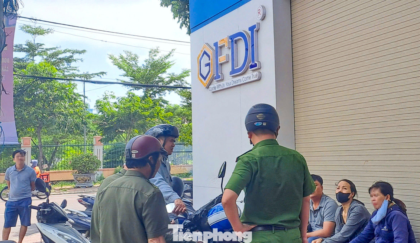 Lực lượng chức năng có mặt để hướng dẫn người dân. Ảnh: Trương Định Lực lượng chức năng có mặt để hướng dẫn người dân. Ảnh: Trương Định