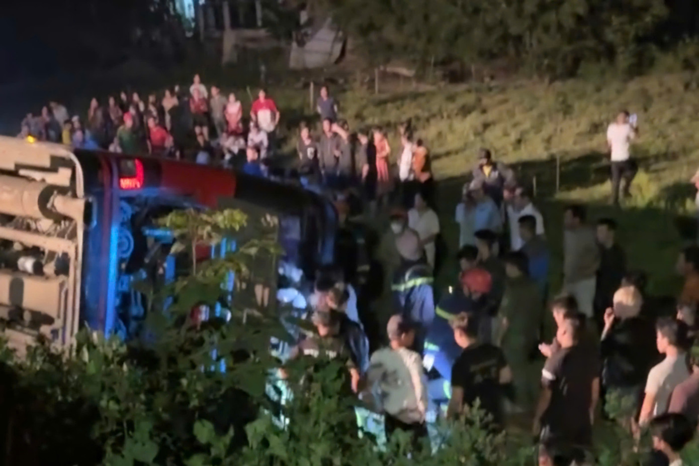 Chiếc xe khách lật xuống đường. Ảnh: Đội SOS115 - tỉnh Bình Định Chiếc xe khách lật xuống đường. Ảnh: Đội SOS115 - tỉnh Bình Định