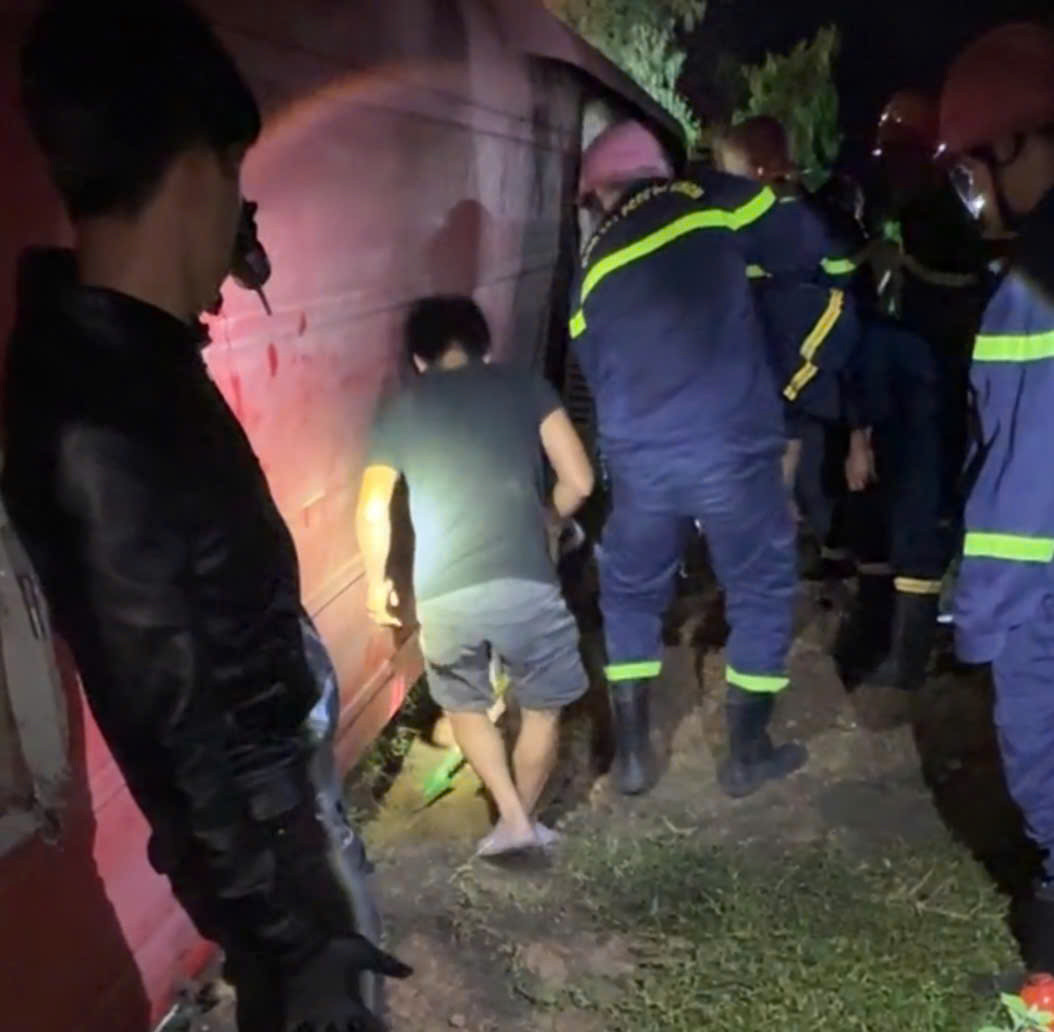 Đưa người bị nạn trong xe khách ra cấp cứu. Ảnh: Đội SOS115 - tỉnh Bình Định Đưa người bị nạn trong xe khách ra cấp cứu. Ảnh: Đội SOS115 - tỉnh Bình Định