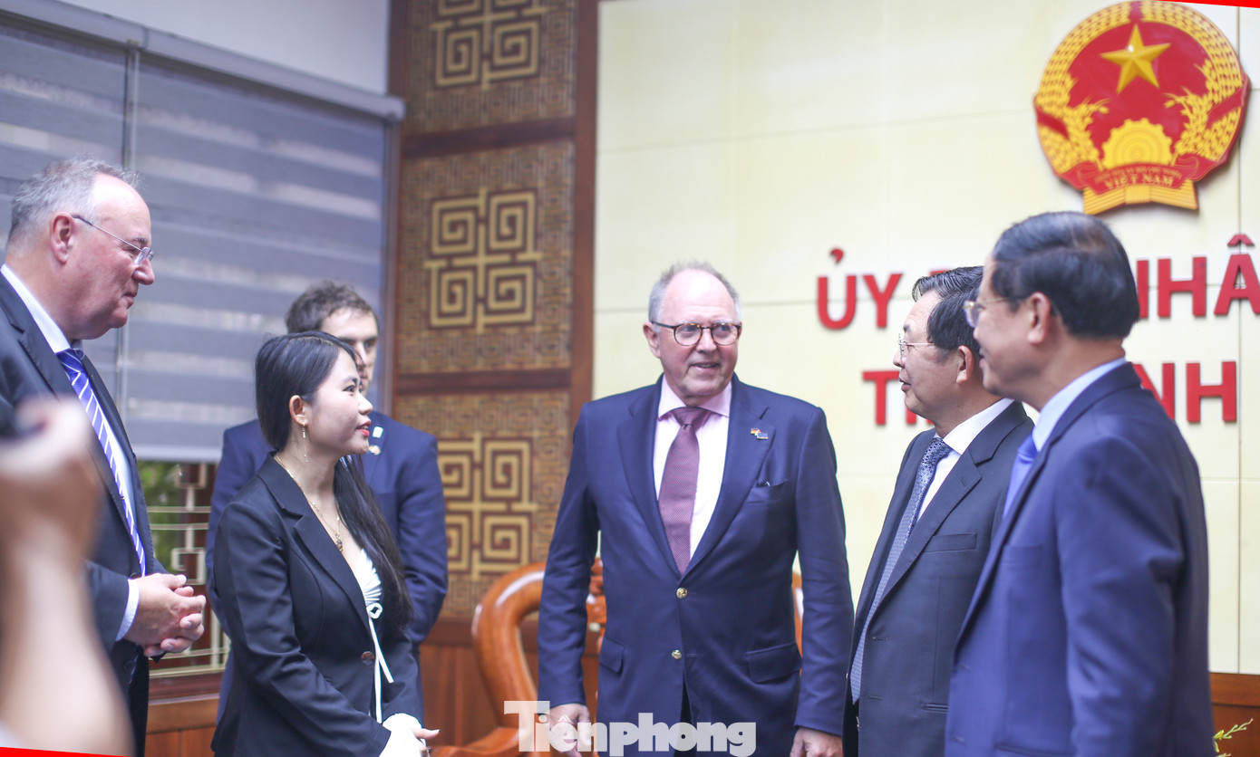 Lãnh đạo tỉnh Bình Định trò chuyện với lãnh đạo Tập đoàn PNE. Ảnh: Trương Định.