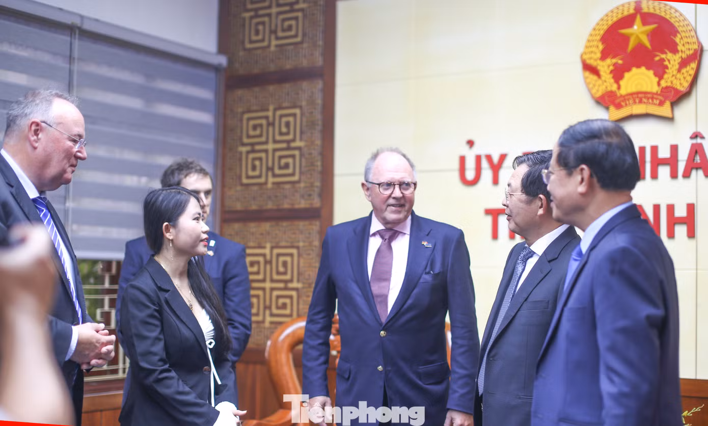 Lãnh đạo tỉnh Bình Định trò chuyện với lãnh đạo Tập đoàn PNE. Ảnh: Trương Định. Lãnh đạo tỉnh Bình Định trò chuyện với lãnh đạo Tập đoàn PNE. Ảnh: Trương Định.