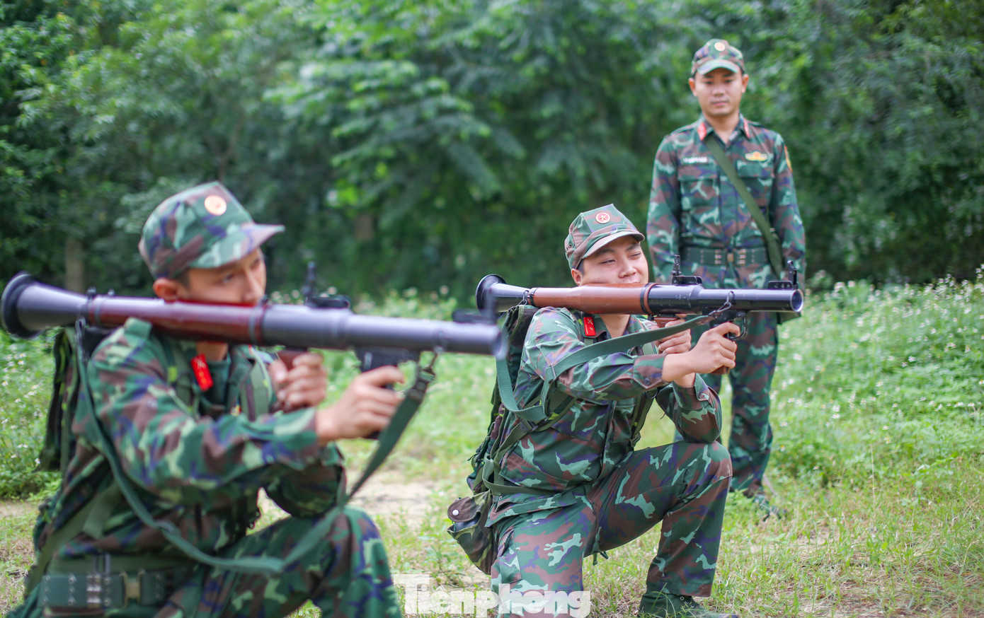 Ngắm bắn súng B41. Ảnh: Trương Định