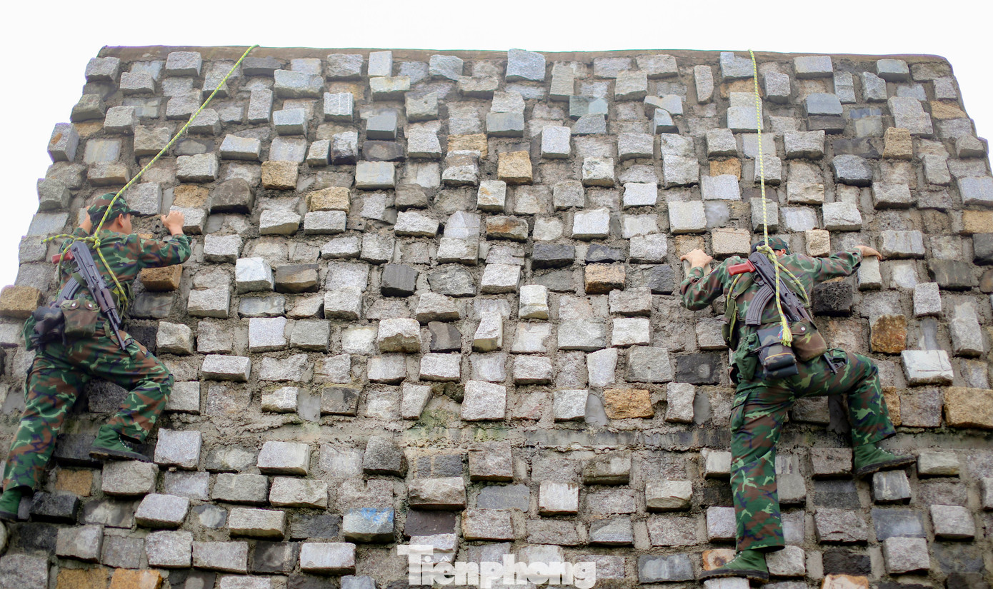 Những năm qua, Đại đội Trinh sát cơ giới không ngừng nâng cao chất lượng huấn luyện. Đặc biệt, trong huấn luyện chiến thuật, kỹ thuật, đơn vị kết hợp với rèn luyện ý chí, thể lực và duy trì kỷ luật; huấn luyện ở nhiều loại địa hình, thời tiết và huấn luyện đêm, huấn luyện chuyên ngành kết hợp huấn luyện phục vụ diễn tập, hội thi, hội thao, nâng cao sức cơ động cho chiến sĩ. Ảnh: Trương Định