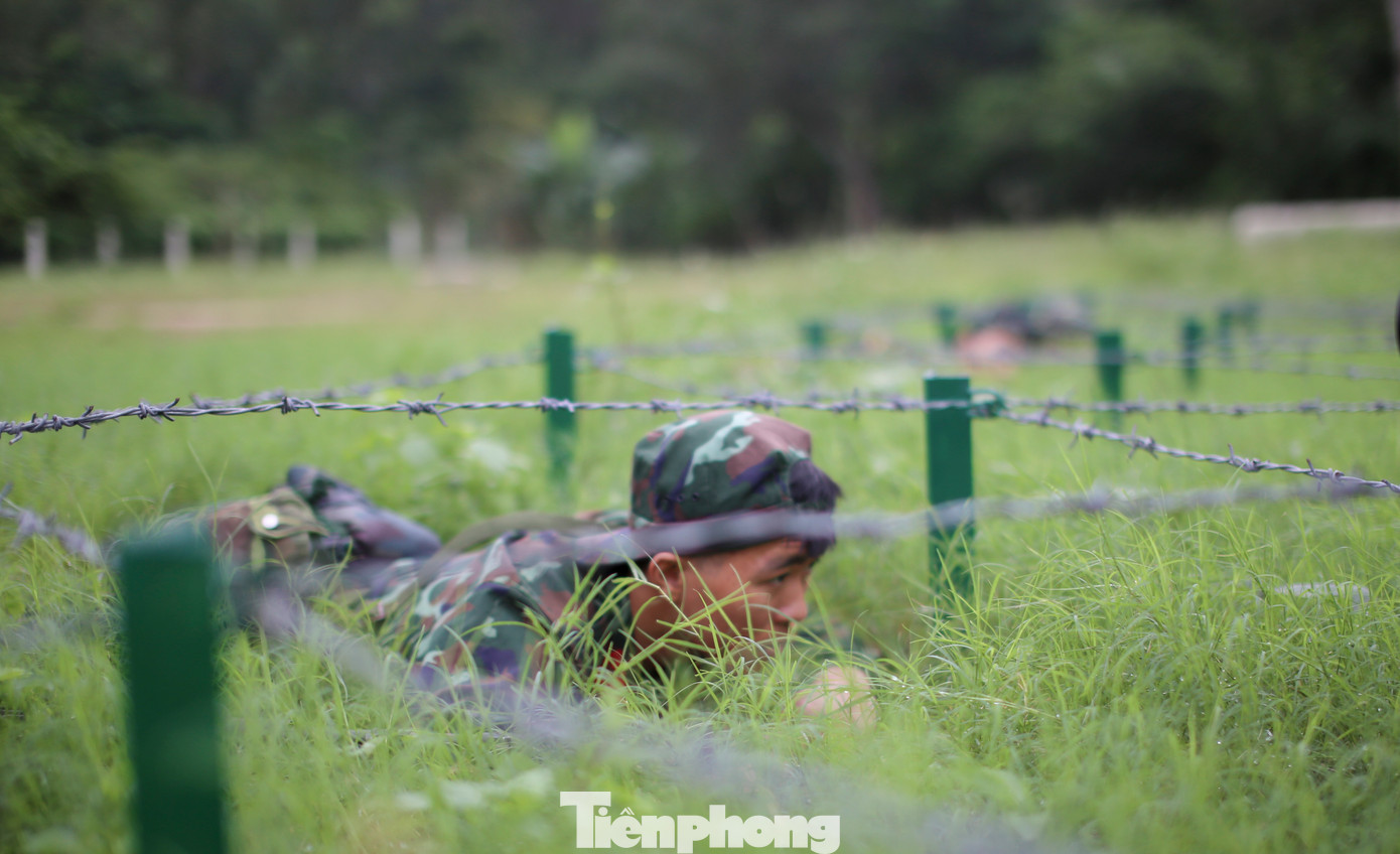 Luồng qua các lớp hàng rào thép gai. Ảnh: Trương Định