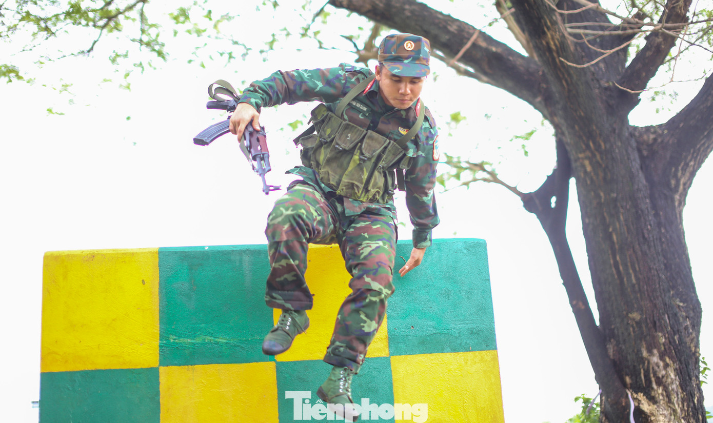 Vượt qua vật cản. Ảnh: Trương Định