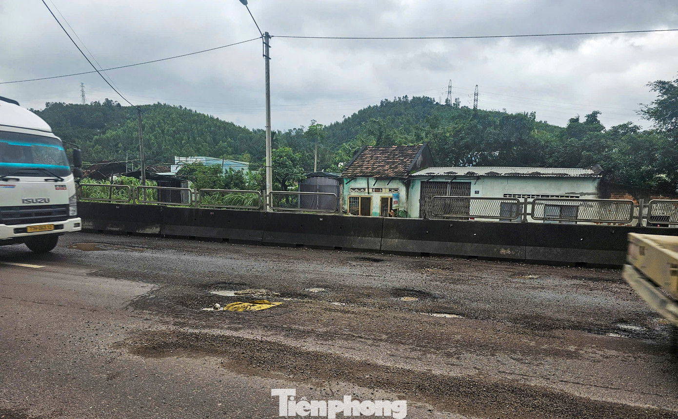 Quốc lộ 1 hư hỏng xuống cấp sau mưa.