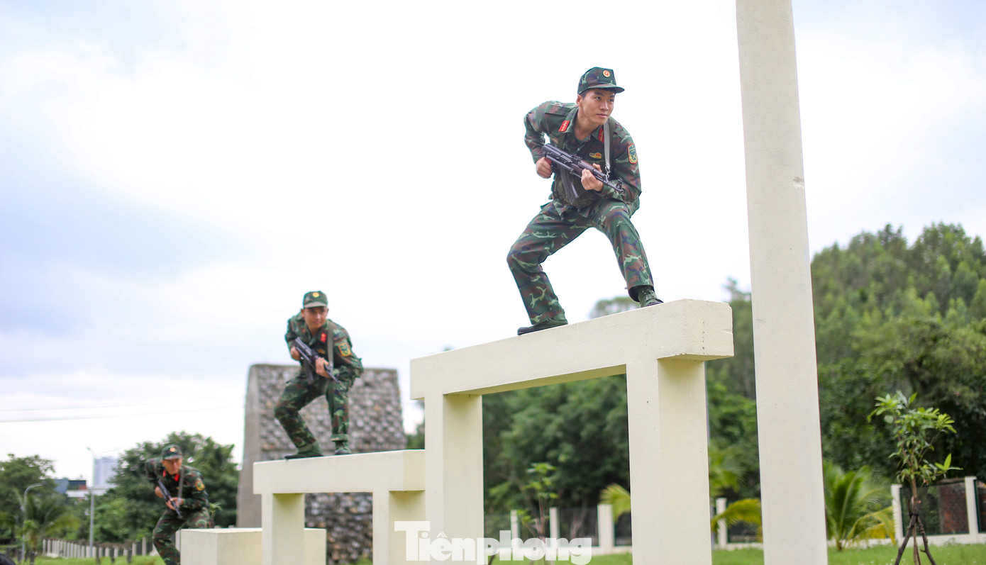 Vượt qua cầu độc mộc. Ảnh: Trương Định