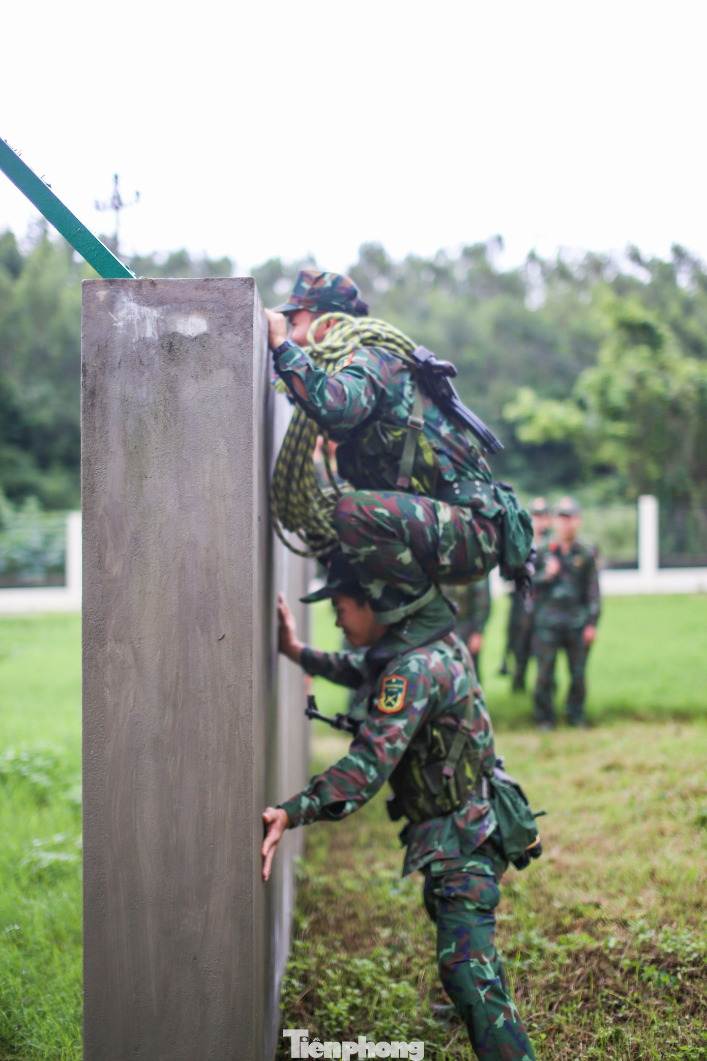 Dù nắng hay mưa, những người lính trinh sát vẫn duy trì nền nếp chế độ huấn luyện, rèn luyện ý chí, thể lực, nghiệp vụ. Thoăn thoắt leo lên, leo xuống tường nhà cao tầng; khắc phục vật cản; luồn qua các lớp hàng rào dây thép gai, đột nhập trận địa phòng ngự của địch làm nhiệm vụ trinh sát... mọi hành động đều khéo léo, chuẩn xác, linh hoạt, thuần thục. Ảnh: Trương Định