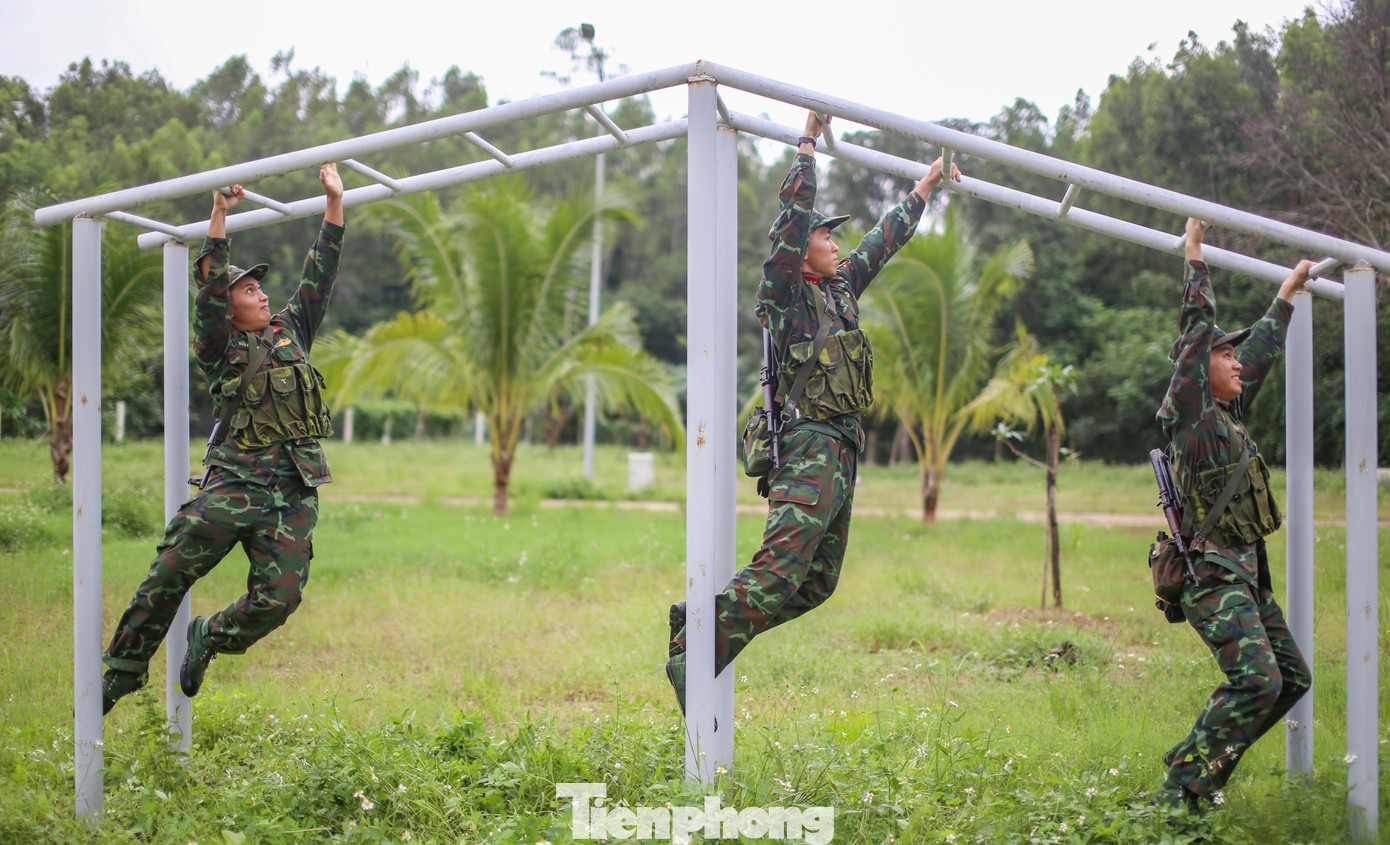 Vượt thang tay mái nhà. Ảnh: Trương Định