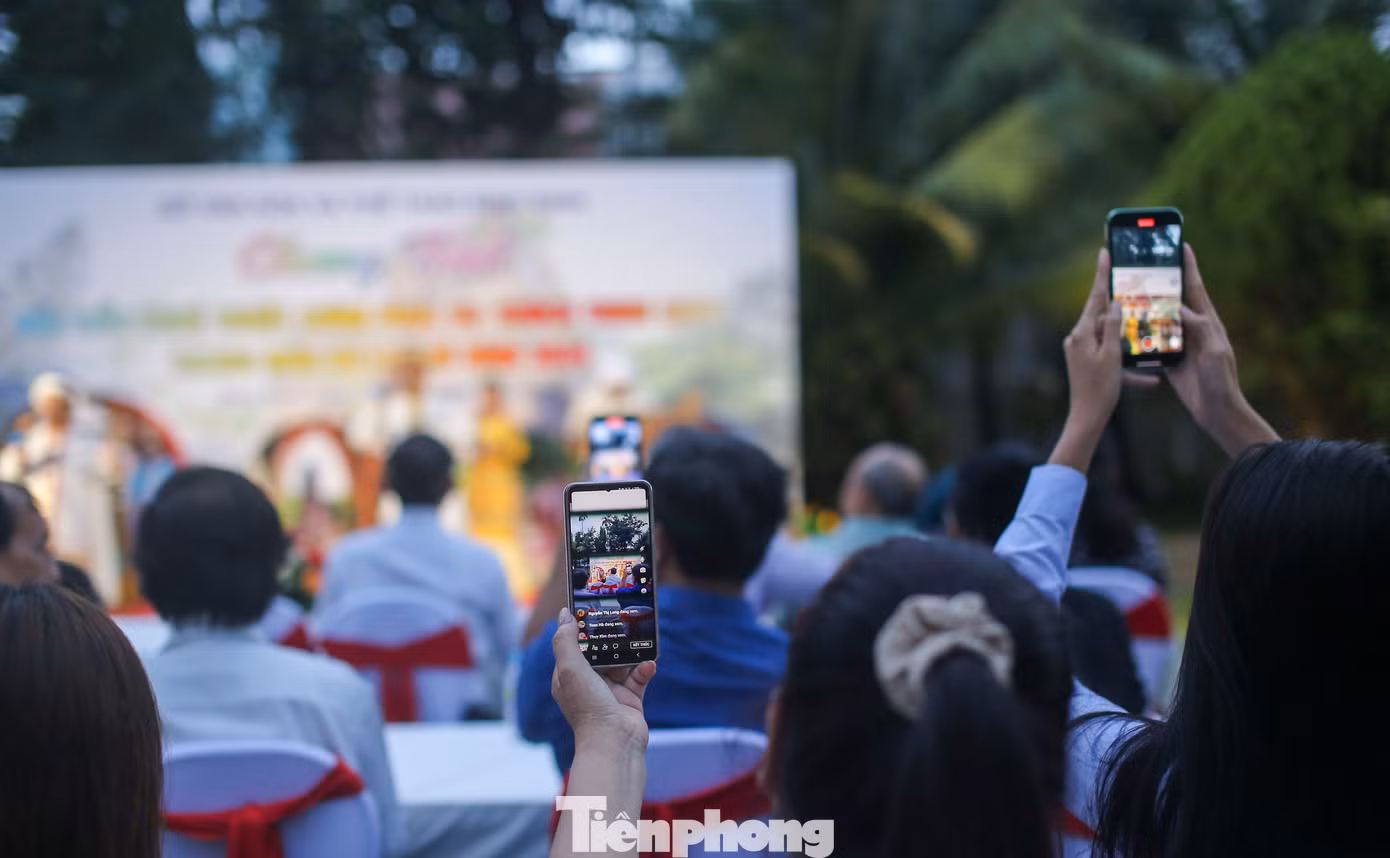 Người dân, du khách theo dõi, thưởng thức các tiết mục nghệ thuật văn hóa Chăm bên tháp Đôi. Người dân, du khách theo dõi, thưởng thức các tiết mục nghệ thuật văn hóa Chăm bên tháp Đôi.