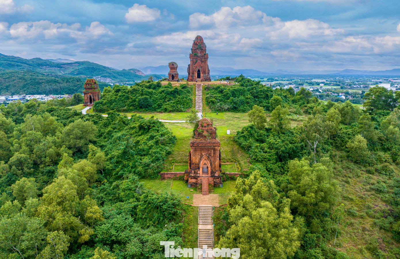 Di tích tháp Bánh Ít. Ảnh: Dũng Nhân.